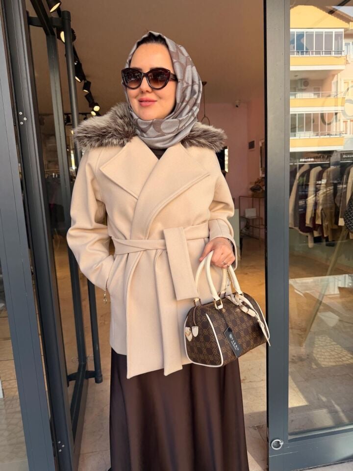 Kürk Detaylı Kadın Krem Kaşe Kaban