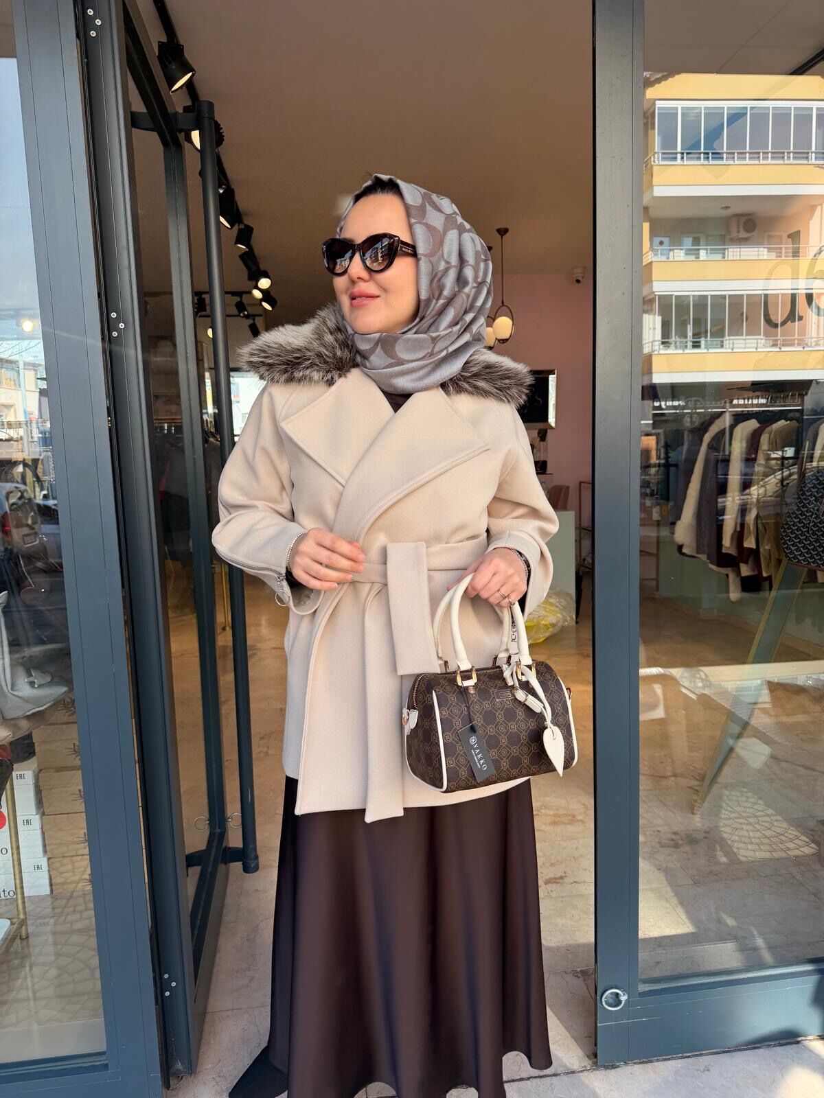 Kürk Detaylı Kadın Krem Kaşe Kaban