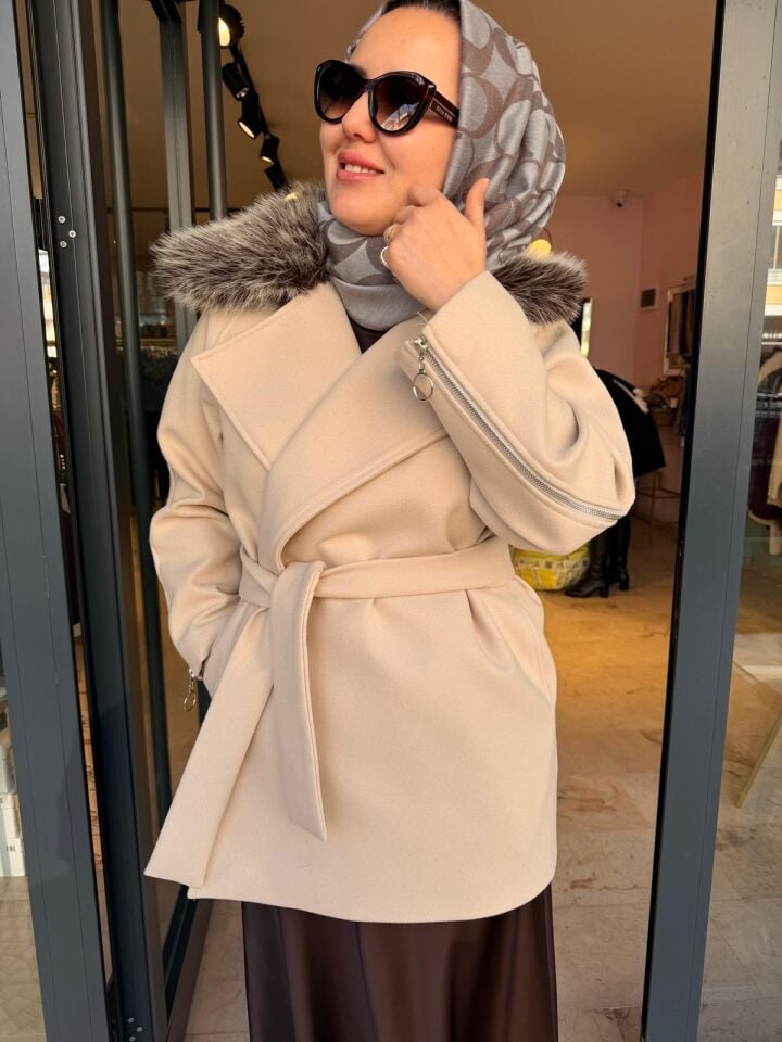 Kürk Detaylı Kadın Krem Kaşe Kaban