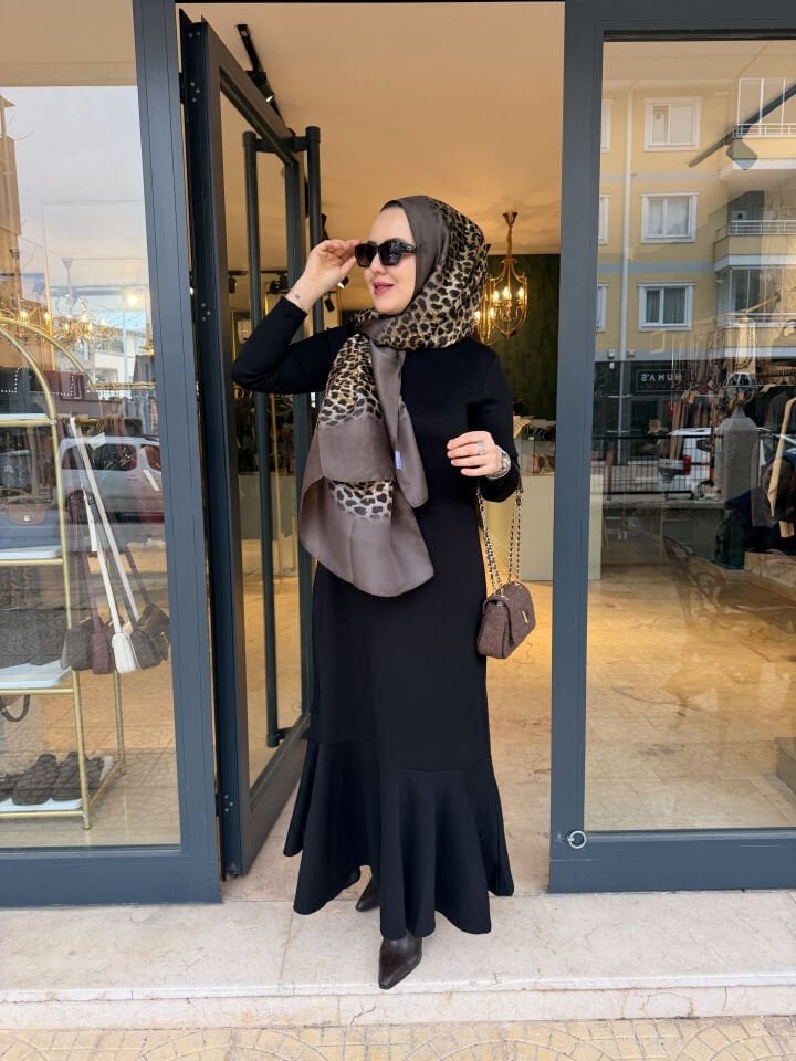 Siyah Etek Ucu Volanlı Elbise