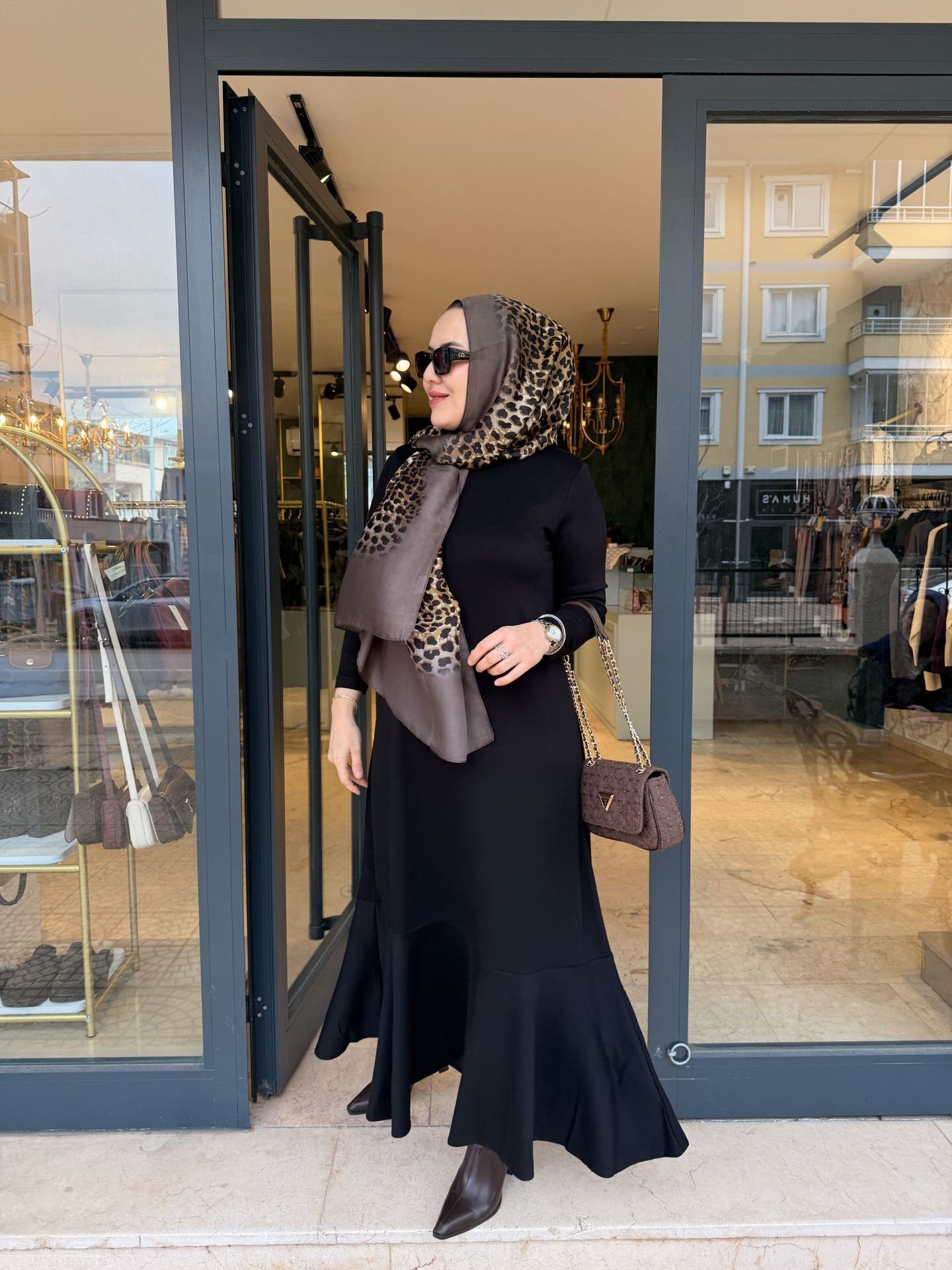 Siyah Etek Ucu Volanlı Elbise