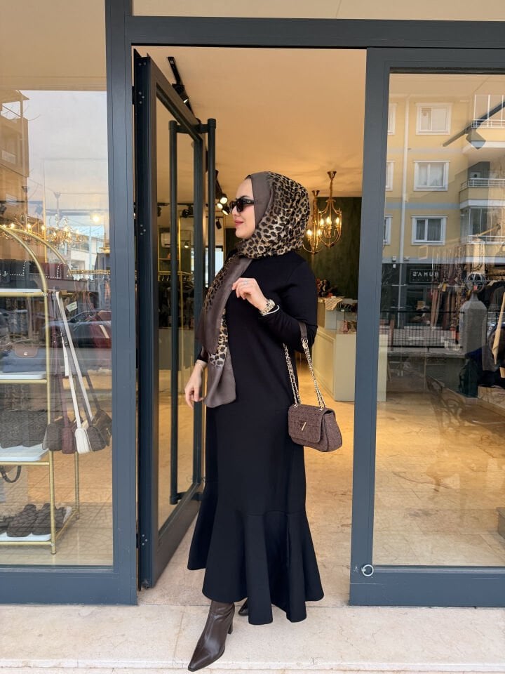 Siyah Etek Ucu Volanlı Elbise