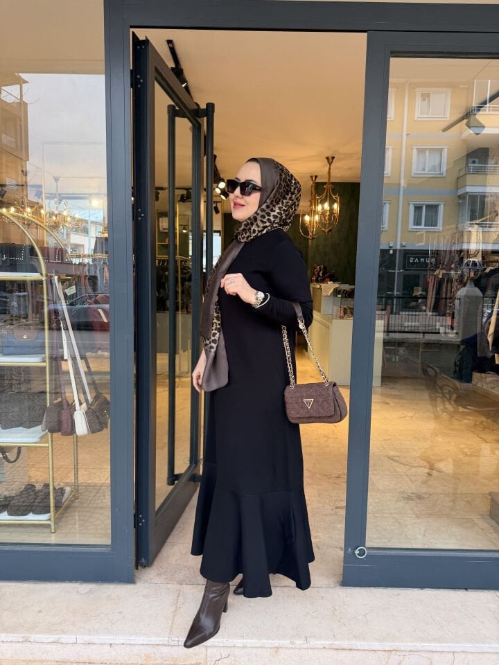 Siyah Etek Ucu Volanlı Elbise